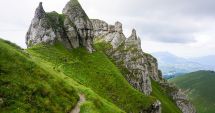 Stire din Eveniment : Patru turişti, recuperaţi de salvamontişti după ce au urcat spre Vârful Omu neechipaţi corespunzător