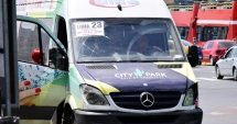 Stire din Politică-Administrație : Revolta navetiștilor în fața Consiliului  Județean! Miting pentru un transport decent