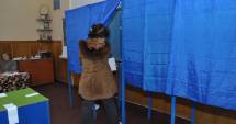 Stire din Politică-Administrație : EXIT-POLL, ora 13,00. Cum au votat românii. PONTA conduce detașat