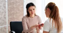 Stire din Sănătate : Evitați durerile și iritațiile pielii atunci când folosiți gel de unghii