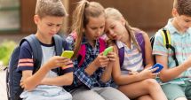 Durerile de cap ale copiilor sunt provocate și de folosirea telefoanelor mobile