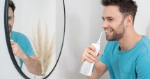 Avantajele dușului bucal sunt asemănătoare cu cele ale aței dentare