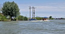 Stire din Eveniment : Ce spune Garda de Coastă despre ambarcațiunea eșuată pe brațul Chilia. A fost trimis elicopterul SMURD