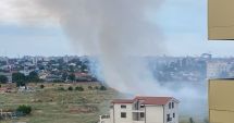 Stire din Eveniment : Incendiu de vegetație în cartierul Veterani! Flăcările se extind spre casele oamenilor