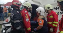Stire din Eveniment : Șase persoane rănite, după ce un microbuz a căzut într-un șanț de 3 metri