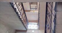 Stire din Eveniment : Băiatul care căzuse prin balustrada scărilor, la școală, a decedat