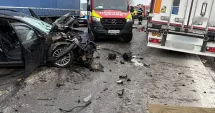 Stire din Eveniment : Accident grav cu două TIR-uri, un microbuz de marfă și o mașină. Doi răniți au ajuns la spital