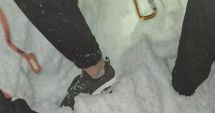 Stire din Eveniment : Turist echipat necorespunzător, găsit de salvamontiști, în zăpadă: „Un pas greșit și nu mai aveam pe cine salva”