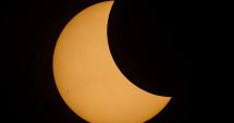 Stire din Cultură-Educație : Observații astronomice asupra eclipsei parțiale de soare în curtea Academiei Române
