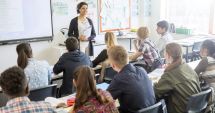 Stire din Social : Editorial - Umilim profesorii ca să bucurăm elevii. Cine pe cine evaluează la catedră?