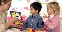 Stire din Fun : Răbdare de fier. Educatoarea are probleme cu cizmulițele