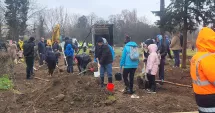 Stire din Cultură-Educație : Lecție de implicare! Ploaia nu a oprit voluntarii să planteze copaci la Palatul Copiilor