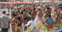 Stire din Economie : Vacanța a umplut stațiunea Eforie! Plajele sunt pline, beach-barurile lipsesc