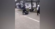Stire din Eveniment : Elevul de 15 ani care şi-a bătut colegul lângă liceu este monitorizat și nu se poate apropia de victimă