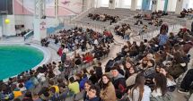 Stire din Social : Elevii de la Liceul Internațional, în vizită la Delfinariu