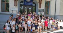 Stire din Cultură-Educație : Elevi de la "Eminescu", în rol de părinți