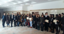 Stire din Cultură-Educație : Elevi din 10 licee și-au testat cunoștințele  în economie