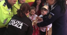 Stire din Eveniment : Polițiștii constănțeni, întâmpinați  de elevi  cu pâine și sare
