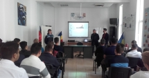Stire din Eveniment : Elevii, atenționați de polițiști despre pericolele internetului