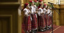 Stire din Cultură-Educație : Elevii Școlii "Dan Barbilian" au început colindele