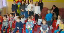 Stire din Cultură-Educație : Elevii de la Școala "Jean Bart" învață să dăruiască celor mici