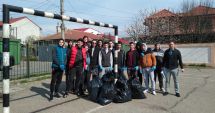 Stire din Cultură-Educație : Elevii Liceului de Marină au igienizat străzile Constanței