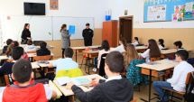 Stire din Social : Elevii, instruiți cum să folosească dispenserele cu dezinfectanți