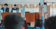 Stire din Cultură-Educație : Elevii vor vacanță  de iarnă mai mare. Se gândesc la consumul  cu încălzirea școlii