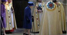 Stire din Actualitate : Regina Elisabeta a II-a a fost văzută în timp ce mergea folosind un baston