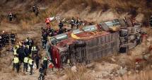 Stire din Actualitate : Galerie FOTO. 12 morți într-un accident de autocar