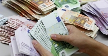 Stire din Cultură-Educație : O femeie a aruncat la gunoi 9000 de euro. Concubinul ei a alertat Poliția