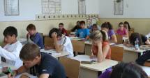 Stire din Cultură-Educație : Elevii de clasa a VIII-a intră în focuri: începe Evaluarea Națională!