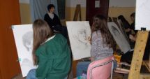 Stire din Cultură-Educație : Expoziție la Galeria  de Artă "Virgil Coman", organizată  de elevii Colegiului  "Regina Maria"