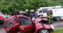 Stire din Eveniment : ACCIDENT RUTIER MORTAL, după o mașină s-a ciocnit de un microbuz