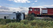 Stire din Eveniment : GALERIE FOTO. ACCIDENT între un MICROBUZ și DOUĂ MAȘINI, la Tariverde! Sunt CINCI VICTIME
