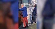 Stire din Eveniment : Poliția Română dezminte o știre falsă. Georgescu nu a fost pus de polițiști cu mâinile pe perete