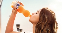 Stire din Social : Producătorii internaționali ne vând Fanta  cu mai puțin suc de fructe și Milka cu mai multe E-uri
