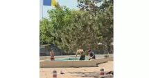 Stire din Social : În plin cod portocaliu de caniculă, mai mulți tineri s-au "răcorit" în fântâna de la ICIL