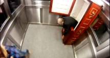 Stire din Fun : VIDEO. Farsă de zile mari, în lift. Când se închid ușile începe nebunia!