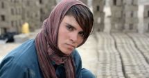 Stire din Actualitate : Povestea emoționantă a fetei din Afganistan forțate de părinți să ducă o viață de băiat