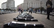 Stire din Social : Protest Declic – 153 de saci cu “cadavre”, întinse pe jos, la Guvern