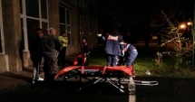 Stire din Eveniment : CLIPE DE GROAZĂ. Un student a ajuns la spital cu multiple fracturi, după ce a căzut de la etaj