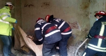 Stire din Eveniment : Femeie decedată  de jumătate de an, găsită  în casă, sub dărâmături
