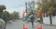 Stire din Eveniment : O femeie a fost filmată pe trotineta electrică cu un bebeluș în brațe