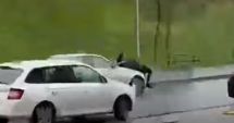 Stire din Eveniment : O șoferiță a luat pe capotă o femeie cu care se certase pentru un loc de parcare