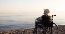 Stire din Eveniment : Trei copii au jefuit o femeie aflată în scaun rulant. Victima a căzut, iar rucsacul ei a fost recuperat de un trecător