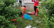 Stire din Eveniment : O femeie și-a pierdut viața după ce a căzut de la etajul patru al unui bloc
