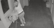 Stire din Eveniment : Femeie, surprinsă de camere în cartierul Henri Coandă furând rufe puse la uscat