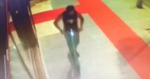 Stire din Eveniment : ALERTĂ a Poliţiei Române! Două femei, înțepate în piept de un individ pe trotinetă! Agresorul, liber pe străzi