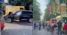Stire din Actualitate : O mașină a lovit din plin mulțimea adunată la un festival stradal. Mai multe persoane au fost ucise